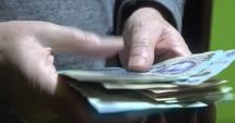 Stire din Eveniment : Bătrân înşelat de falşi angajaţi de la gaze. Hoţii au fost filmaţi în timp ce-i furau banii din casă