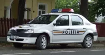 Stire din Eveniment : Un șofer este verificat de polițiști după ce a fost filmat urcându-se la volan cu mare dificultate
