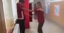 Stire din Eveniment : Imaginile cu un elev bătut cu bățul chiar de colegul său, virale pe internet. Iată ce a pățit agresorul