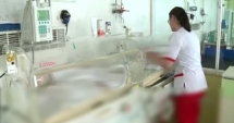 Stire din Social : CLIPE DE GROAZĂ PENTRU PĂRINȚII UNUI BEBELUȘ. A murit la scurt timp după ce a mâncat