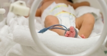 Stire din Social : CAZ ALARMANT ÎN SPITAL. BEBELUȘ, SCĂPAT PE JOS, DUPĂ CE O ASISTENTĂ A ADORMIT CU EL ÎN BRAȚE
