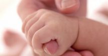 Stire din Actualitate : O mamă minoră a fugit cu bebelușul bolnav de Covid-19 din spital