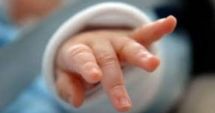 Stire din Actualitate : Un bebeluș de 1 an nu a fost primit la un centru de testare pentru că își dădea masca jos