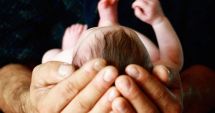 Stire din Sănătate : Primul bebeluş cu ADN de la trei persoane s-a născut în Marea Britanie