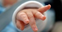 Stire din Social : Nou-născutul scos din toaletă a murit la spital. Mama sa este anchetată de polițiști
