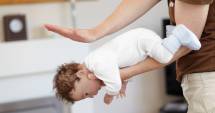 Stire din Sănătate : Bebelușul în pericol! Cum îi acordăm primul ajutor