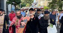 Stire din Actualitate : Cu crucea în spate, Gigi Becali a mers „să sfințească” Piața Victoriei după marșul LGBT