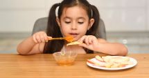 Stire din Sănătate : Beneficiile mierii în alimentaţia copiilor