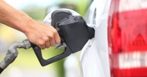Stire din Economie : Veste bună pentru șoferi. A scăzut prețul carburanților