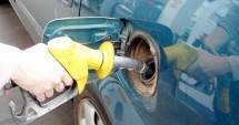 Stire din Economie : Veste bună pentru șoferi! Se ieftinește benzina