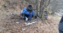 Stire din Eveniment : Patru persoane au scăpat cu răni uşoare după ce autovehiculul în care se aflau s-a răsturnat