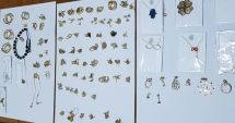 Bijuterii de aur, fără documente legale, confiscate de polițiștii de frontieră din Vama Veche