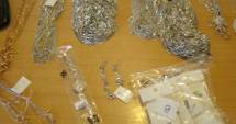 Stire din Eveniment : Șofer prins la graniță cu peste patru kilograme de bijuterii ascunse