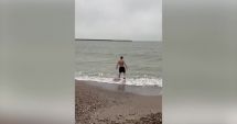 Stire din Social : Un iubitor al mării a sfidat temperaturile scăzute şi a făcut baie chiar de Ziua Naţională a României
