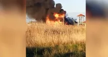 Stire din Eveniment : Incendiu puternic la o biserică din lemn. Lăcașul de cult a ars complet