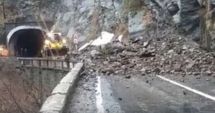Stire din Eveniment : O stâncă uriașă s-a prăbușit pe Transfăgărășan! Drumul, blocat