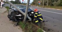 Stire din Eveniment : BMW de ultimă generație, lovit  de un stâlp, în Mamaia.  Ce a făcut șoferul fugar