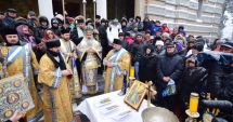 Stire din Cultură-Educație : Urgia Bobotezei nu i-a oprit pe creștinii constănțeni. Au luat apă sfințită direct din butoaie