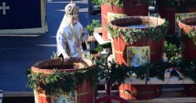 Stire din Cultură-Educație : Bobotează pe căldură! Credincioșii s-au călcat în picioare pentru o sticlă de agheasmă