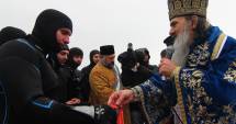 Stire din Cultură-Educație : Bobotează "clasică": ploaie, îmbulzeală și coate ascuțite