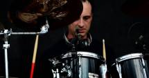 Stire din Eveniment : Tragedia din Colectiv. Bateristul trupei Goodbye to Gravity și-a pierdut viața. Numărul persoanelor decedate crește la 45