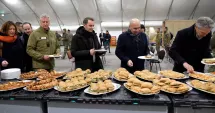 Stire din Actualitate : Bolojan a mâncat la popota Bazei Aeriene de la Câmpia Turzii, alături de omologul olandez. Care a fost meniul