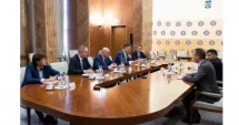 Stire din Politică-Administrație : Evaluare Fitch pentru România. Premierul Ilie Bolojan prezintă măsurile fiscale ale Guvernului