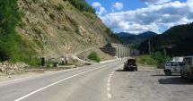 Stire din Eveniment : Aveți grijă când plecați la drum! Oameni „necunoscuți” desprind intenționat bolovani de pe versanți și îi aruncă pe șosea