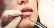 Stire din Actualitate : Două românce care se dădeau drept medici esteticieni, anchetate pentru că făceau operații la ele acasă