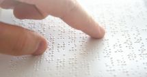 Stire din Social : Ziua mondială Braille. Louis Braille, inventatorul alfabetului tactil cu puncte în relief s-a născut pe 4 ianuarie