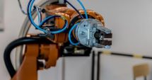 Stire din Tehnologie : A fost creat primul braț robotic care poate fi controlat fără ajutorul unui implant cerebral