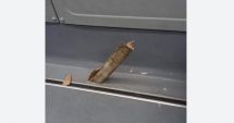 Stire din Eveniment : Incident șocant. O șină de tramvai a străpuns podeaua unui autobuz