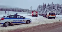 Stire din Actualitate : Trei bărbați găsiți împușcați în cap într-o cabană incendiată, păzită cu drone