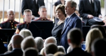 Stire din Actualitate : Gestul care a șocat lumea. Bush, surprins dansând  la ceremonia polițiștilor morți