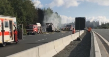 Stire din Actualitate : Foto. ACCIDENT CUMPLIT ÎNTRE UN AUTOCAR ȘI UN CAMION. 17 persoane dispărute