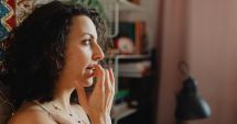 Stire din Sănătate : Folosirea unui scrub de buze le poate face mai fine și mai hidratate