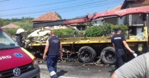Stire din Eveniment : IMAGINI ȘOCANTE! DOI MORȚI, ÎN URMA UNEI TRAGEDII RUTIERE. Un autotren și o automacara s-au ciocnit frontal
