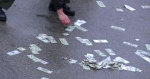 Stire din Actualitate : Autostradă acoperită cu bani! Sute de bancnote au căzut dintr-o mașină