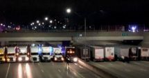 Stire din Actualitate : Imagine EMOȚIONANTĂ! Motivul pentru care 13 TIR-uri au staționat sub o pasarelă, la ordinul poliției