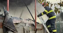 Stire din Eveniment : Flăcări la o anexă gospodărească din Tulcea. Pompierii au intervenit cu mai multe autospeciale