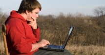 Stire din Cultură-Educație : Cadou întârziat pentru copiii săraci: 200 de euro pentru a-și cumpăra calculator