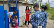 Stire din Eveniment : Cadouri pentru copiii din Corbu, de la militarii de la Capu Midia