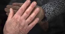 Stire din Actualitate : Un bătrân din Călăraşi şi-a privit soţia murind şi apoi a rămas singur, abia respirând: "Nu se ştie când a murit"
