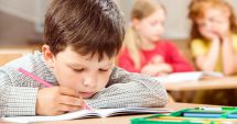 Stire din Cultură-Educație : Școlarii noștri, "cobai" pentru miniștri. După note,  ar putea dispărea și calificativele la clasele primare
