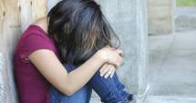 Stire din Eveniment : Calvarul unei adolescente. Șantajată să facă sex cu iubitul mamei