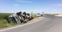 Stire din Eveniment : Camion răsturnat în sensul giratoriu, la ieșire din Valea Dacilor