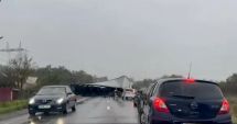 Stire din Eveniment : Două persoane sunt în stare critică, după un accident grav. Un camion s-a răsturnat peste o mașină