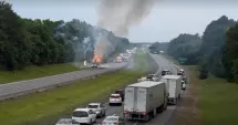 Stire din Actualitate : Trafic blocat după ce un camion cu artificii a ars ca o torță și a provocat explozii în lanț