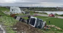 Stire din Eveniment : Camion plin cu oi răsturnat la Năvodari. Peste 150 de animale au murit în accident
