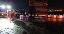 Stire din Eveniment : Camion răsturnat la ieșire de pe autostrada A4. Șoferul a fost rănit